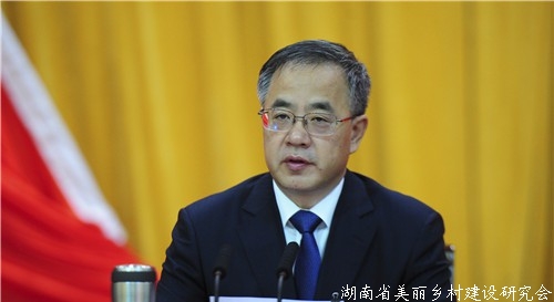 胡春华10日在黑龙江哈尔滨主持召开大型农业龙头企业座谈会