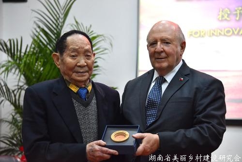 “杂交水稻之父”袁隆平获智利“麦哲伦海峡奖”