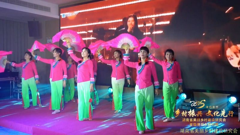 首届美丽乡村村晚民间舞《兰花花儿》